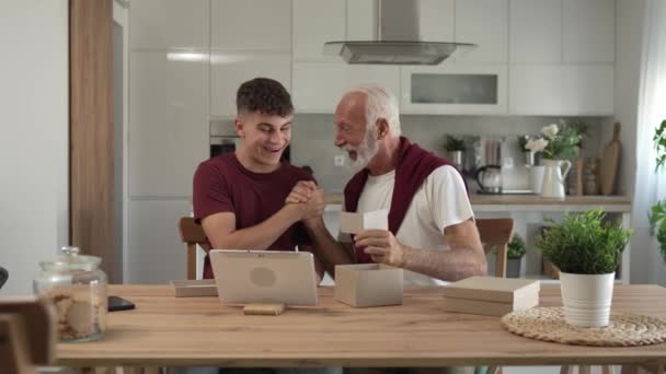할아버지 은퇴자 머리와 디지털 태블릿 집에서 온라인 비디오 슬로우 모션의 — 비디오