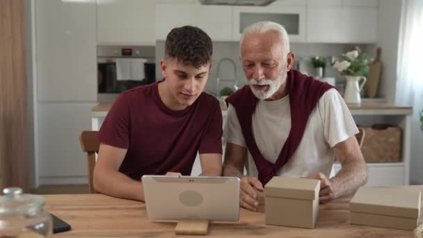 할아버지 은퇴자 머리와 디지털 태블릿 집에서 온라인 비디오 슬로우 모션의 — 비디오
