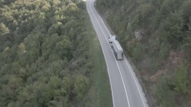 Légi Felvétel Egy Kanyargós Aszfalt Útról Egy Hegyvonulaton Rugós Járműben — Stock videók