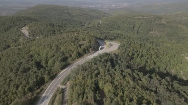 Légi Felvétel Egy Kanyargós Aszfalt Útról Egy Hegyvonulaton Rugós Járműben — Stock videók