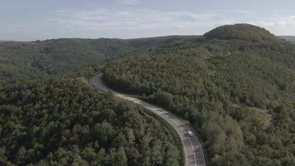 Antenowe Nagrania Dronów Zakrzywionej Drogi Asfaltowej Pasmie Górskim Podczas Jazdy — Wideo stockowe