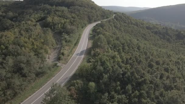Images Aériennes Drone Une Route Asphaltée Sinueuse Sur Une Chaîne — Video