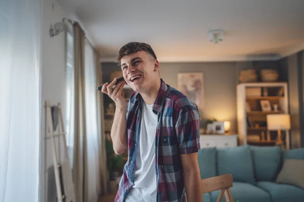 人の男性 白人男性 ティーンエイジャー 男の子 スマートフォン 携帯電話 自宅で通話をする 幸せな笑顔 — ストック写真