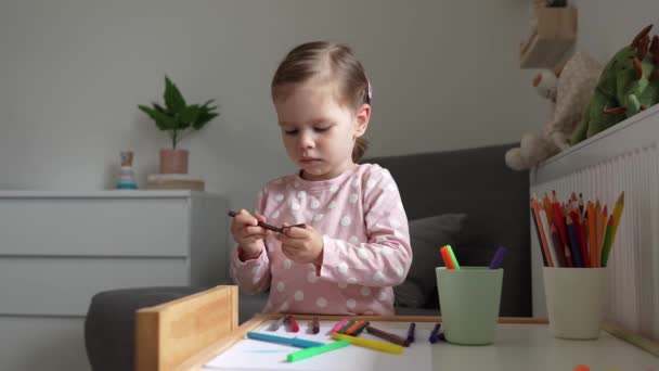 Одна Біла Дівчинка Малюк Грає Вдома Кімнаті Креоном — стокове відео