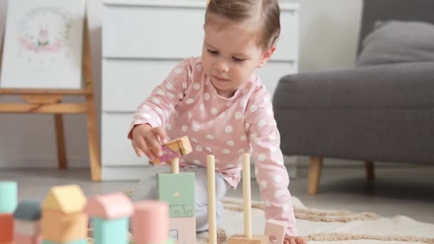 Одна Біла Дівчинка Малюк Грає Вдома Кімнаті Дерев Яними Іграшками — стокове відео