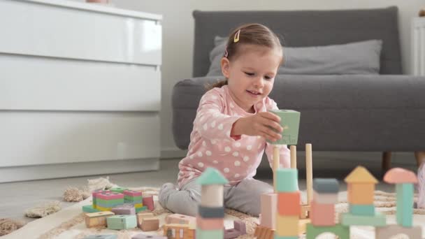 Jeden Kaukaski Dziewczyna Maluch Grać Domu Pokój Drewniane Zabawki — Wideo stockowe