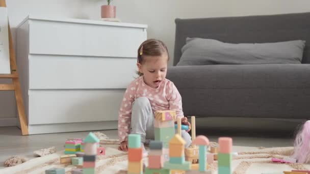 Одна Біла Дівчинка Малюк Грає Вдома Кімнаті Дерев Яними Іграшками — стокове відео