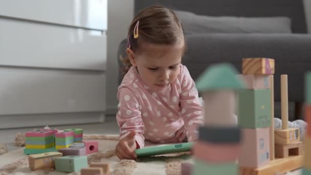 Uma Menina Criança Criança Jogar Jogo Vídeo Smartphone Telefone Móvel — Vídeo de Stock