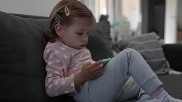 Одна Дівчинка Малюк Грає Відеоігри Мобільному Телефоні — стокове відео