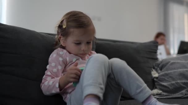 Одна Дівчинка Малюк Грає Відеоігри Мобільному Телефоні — стокове відео