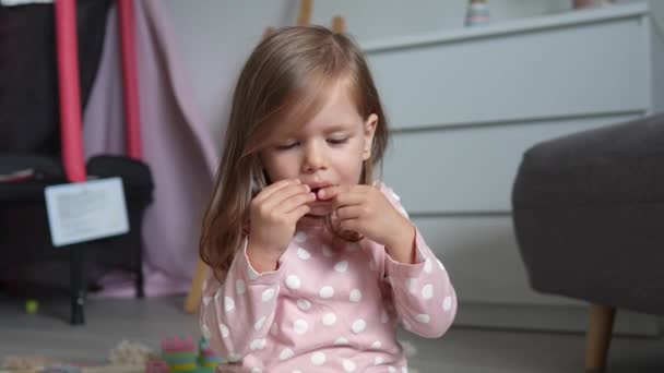 Jedna Dziewczyna Kaukaski Maluch Dziecko Jeść Makaron Domu Rąk — Wideo stockowe