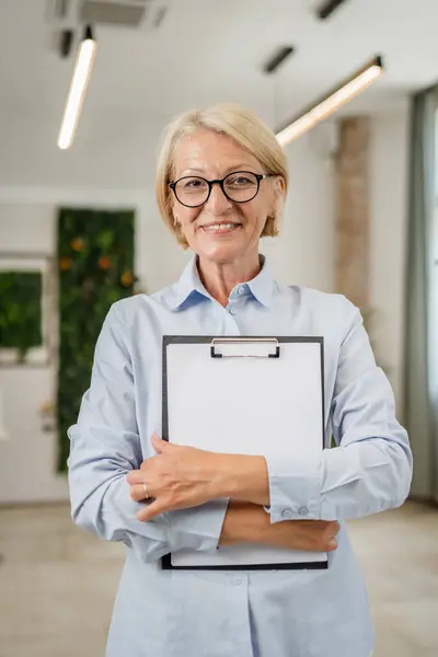 Ofiste Gözlüklü Olgun Beyaz Bir Kadının Portresi Mutlu Bir Gülümseme — Stok fotoğraf