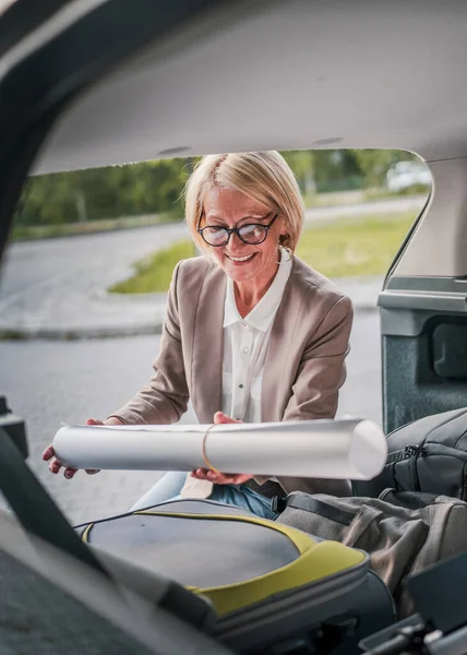 Eine Reife Blonde Schöne Geschäftsfrau Reisekonzept Weiblich Nehmen Sachen Sachen — Stockfoto