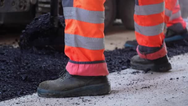 Unbekannte Bauarbeiter Streuen Asphalt Auf Den Boden — Stockvideo