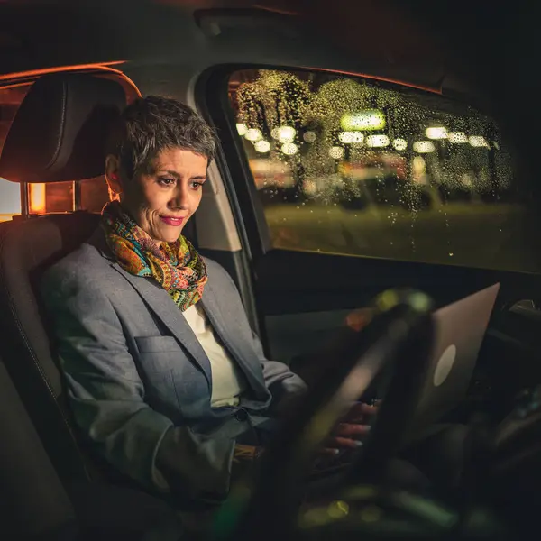 Jeden Dojrzały Starszy Kobieta Kaukaski Kobieta Siedzi Samochód Pracuje Laptop — Zdjęcie stockowe