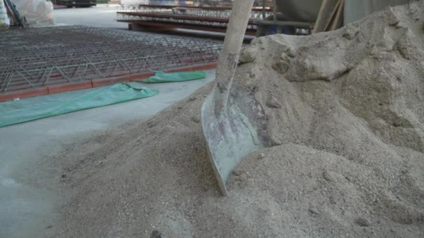 Schaufel Sand Auf Der Baustelle Zeitlupe — Stockvideo