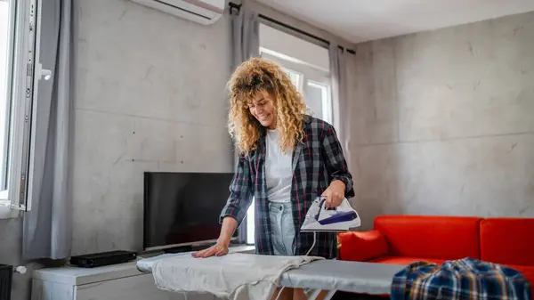 白人成人女性 幸せな女性 電気アイロンを使用して家庭の家事の家事の家事の世帯のアイロン台のためのアイロン台のコンセプトの人々 国内の仕事のコピー スペース — ストック写真