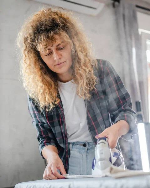 Kaukasische Erwachsene Frau Glücklich Weiblich Mit Elektrischem Bügeleisen Zum Bügeln — Stockfoto