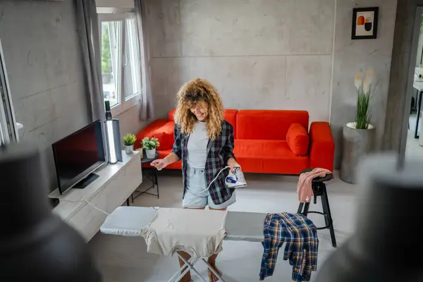 Kaukasische Erwachsene Frau Glücklich Weiblich Mit Elektrischem Bügeleisen Zum Bügeln — Stockfoto
