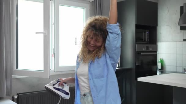 Καυκάσια Ενήλικη Γυναίκα Ευτυχισμένη Γυναίκα Χρησιμοποιώντας Ηλεκτρικό Σίδερο Για Σιδέρωμα — Αρχείο Βίντεο