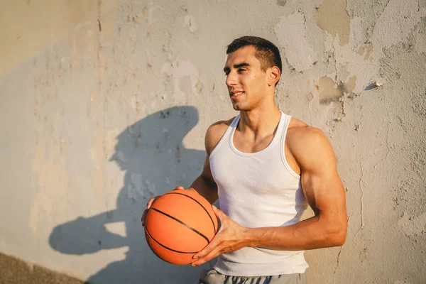 Один Молодой Кавказский Мужчина Спортсмен Стоять Открытом Воздухе Провести Баскетбольный — стоковое фото