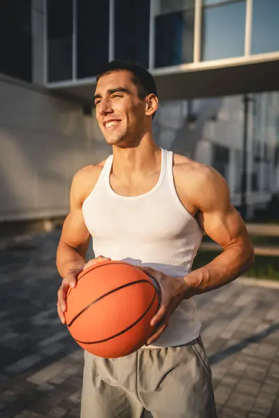 Jeden Młody Kaukaski Mężczyzna Mężczyzna Atleta Stoją Zewnątrz Trzymać Koszykówka — Zdjęcie stockowe