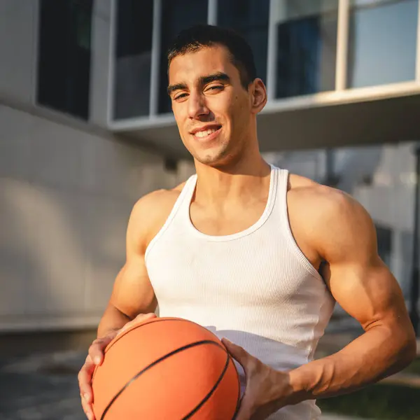 Een Jonge Blanke Man Mannelijke Atleet Staan Outdoor Hold Basketbal — Stockfoto