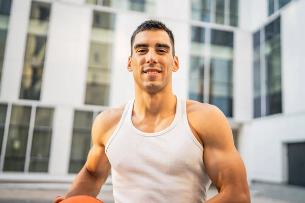 Ein Junger Kaukasischer Mann Männlichen Athleten Stehen Freien Halten Basketball — Stockfoto