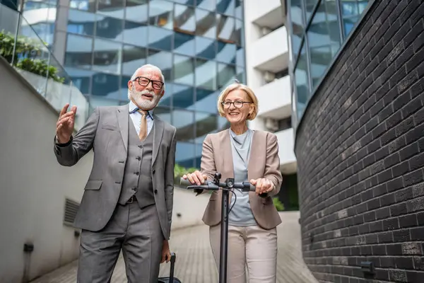 Seniorenpaar Mann Und Frau Vor Modern Gebautem Hotel Mit Koffer — Stockfoto