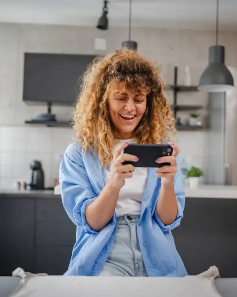 Yetişkin Bir Beyaz Kadın Evde Akıllı Telefonuyla Video Oyunu Oynarken — Stok fotoğraf