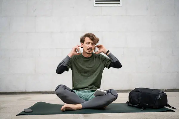 Hombre Joven Adulto Caucásico Masculino Prepara Para Entrenamiento Guiado Yoga — Foto de Stock
