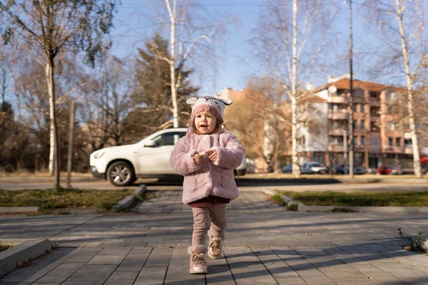 Jedna Dziewczyna Kaukaski Maluch Nosić Różowy Kurtka Dzianina Czapka Zimowy — Zdjęcie stockowe