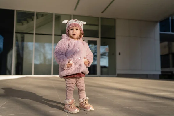 Small Caucasian Girl Toddler Stand Front Building Winter Day — ストック写真