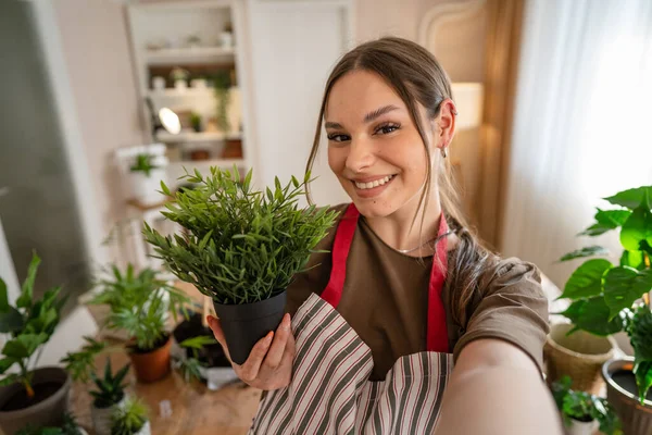 Kvinna Ung Kaukasisk Kvinnlig Stå Hemma Hålla Blomma Växter Kruka — Stockfoto
