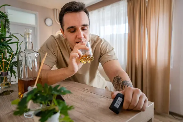 Man Sitter Hemma Med Flaska Sprit Dricka Whisky Berusad Alkohol — Stockfoto