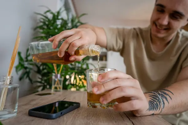 1人の男が酒を飲んで酒を飲んで家に座っていますウイスキー飲酒アルコール乱用中毒と男うつ病の概念コピースペース — ストック写真