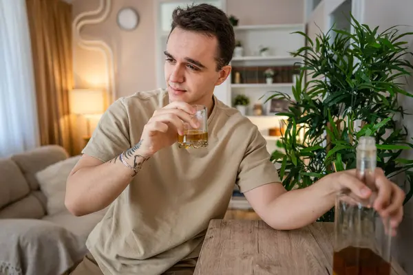 Man Sitter Hemma Med Flaska Sprit Dricka Whisky Berusad Alkohol — Stockfoto