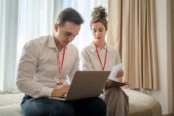 Two People Man Woman Colleagues Sitting Together Hotel Room Contracts — Stock Photo, Image