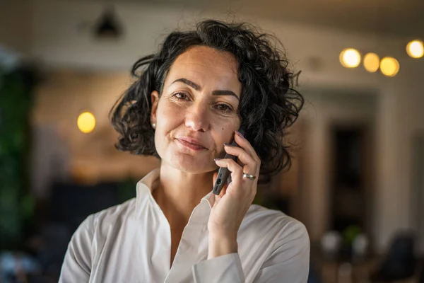 Yetişkin Bir Kadın Kafkasyalı Kadını Yerinde Telefonuyla Konuşuyor Gerçek Insanlar — Stok fotoğraf