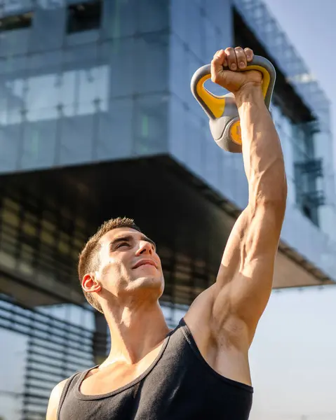 Ein Mann Junge Kaukasische Männliche Muskulöse Sportler Stehen Freien Tagestraining — Stockfoto