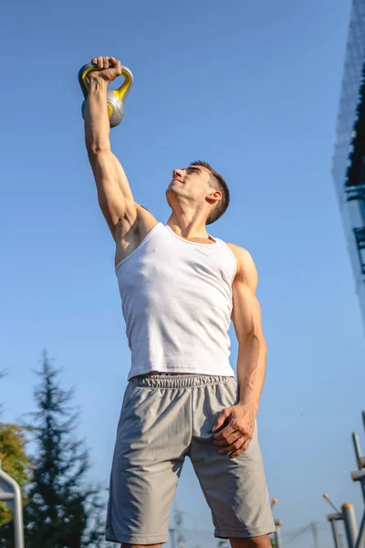 Uomo Giovane Maschio Caucasico Atleta Muscolare Stare All Aperto Allenamento — Foto Stock