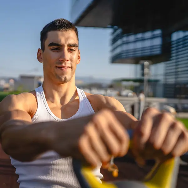 Één Man Jonge Kaukasische Mannelijke Gespierde Atleet Staan Buiten Dag — Stockfoto