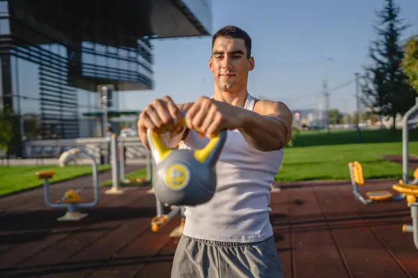 Ein Mann Junge Kaukasische Männliche Muskulöse Sportler Stehen Freien Tagestraining — Stockfoto