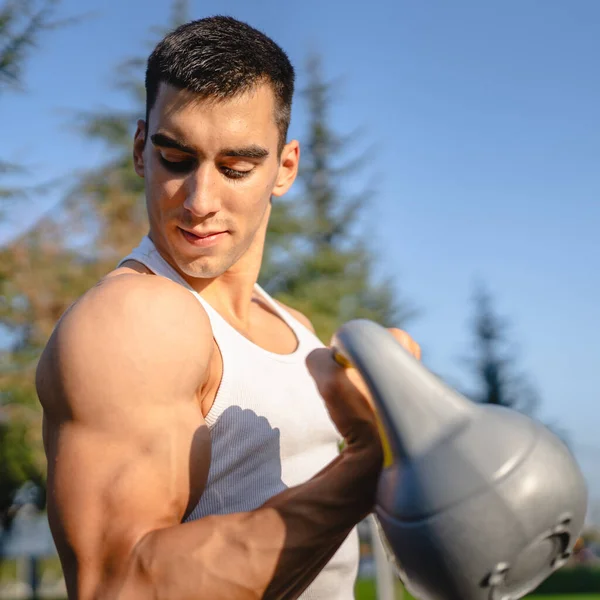 Hombre Joven Caucásico Atleta Muscular Masculino Pie Aire Libre Entrenamiento — Foto de Stock