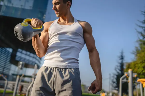 Uomo Giovane Maschio Caucasico Atleta Muscolare Stare All Aperto Allenamento — Foto Stock