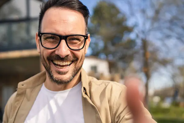 Hombre Caucásico Adulto Moderno Retrato Hombre Con Barba Anteojos Feliz —  Fotos de Stock