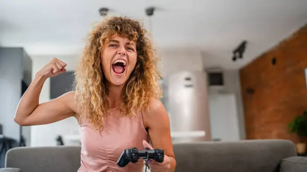 Yetişkin Bir Beyaz Kadın Konsol Video Oyunu Oynuyor Evde Kumanda — Stok fotoğraf