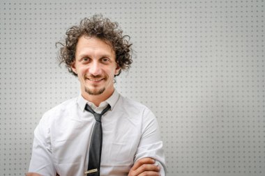 Kafkasyalı yetişkin bir adamın portresi açık havada durur beyaz gömlek giyer ve kravat takar mutlu bir gülümseme takınır fotokopi alanı duvarın önünde durur kendine güvenen bir işadamı modern binanın önünde poz verir.