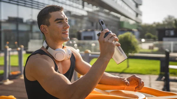 1명의 코카서스 운동선수는 체육관에 브레이크를 붙듭니다 행복한 자신감 공간에 셰이커를 — 스톡 사진