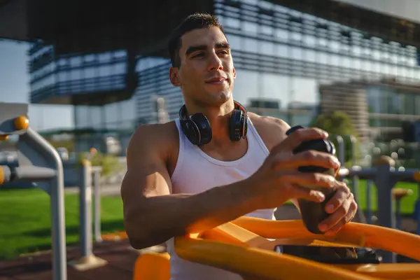 Один Кавказский Мужчина Молодой Спортсмен Время Тренировки Открытом Воздухе Парке — стоковое фото